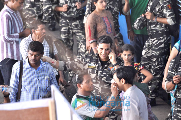 akshay sonakshi snapped on the sets of thuppakki remake 2