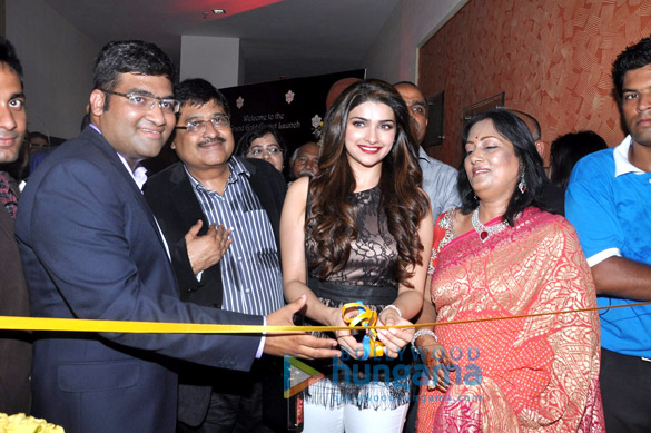 prachi desai inaugurates 10 jewel store 2