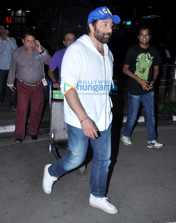 sunny bobby deol snapped at the airport 2