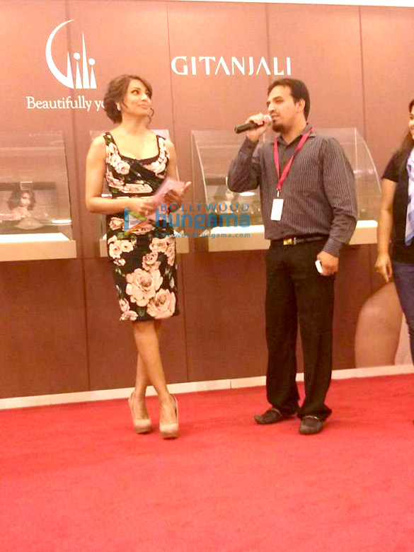 bipasha basu launches gili paris gallery in dubai 10
