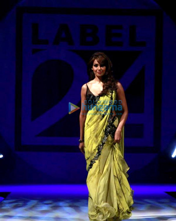 bipasha basu walks the ramp at archana kochhars label 24 fashion show 11