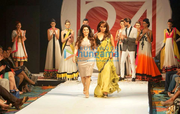 bipasha basu walks the ramp at archana kochhars label 24 fashion show 5