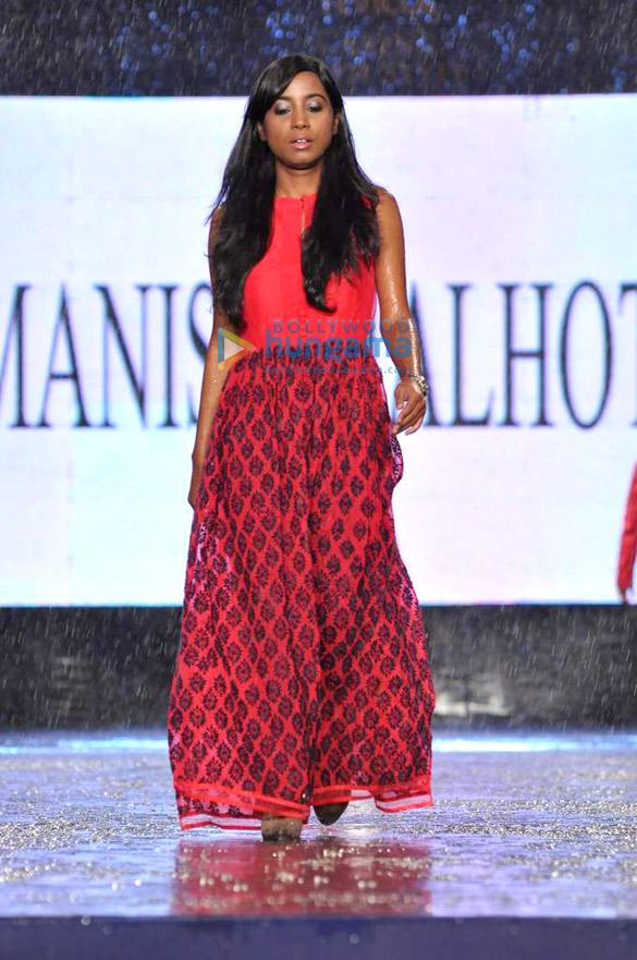 celebs walk for manish malhotras show for cpaa 14
