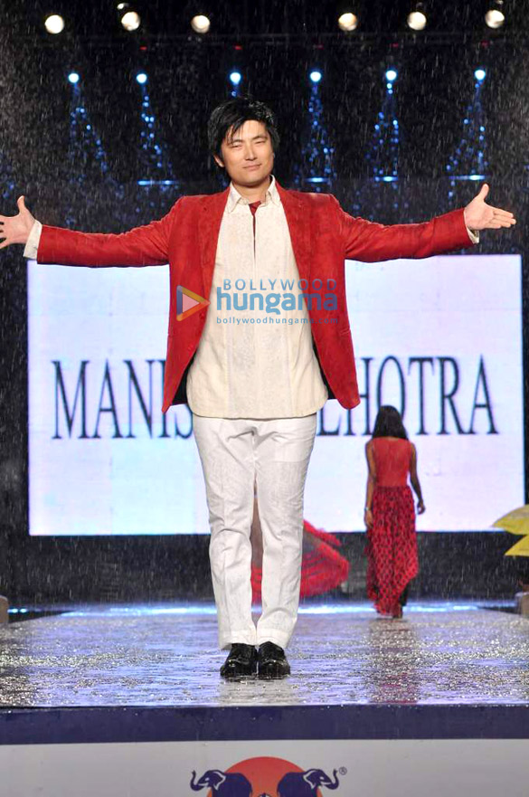 celebs walk for manish malhotras show for cpaa 17