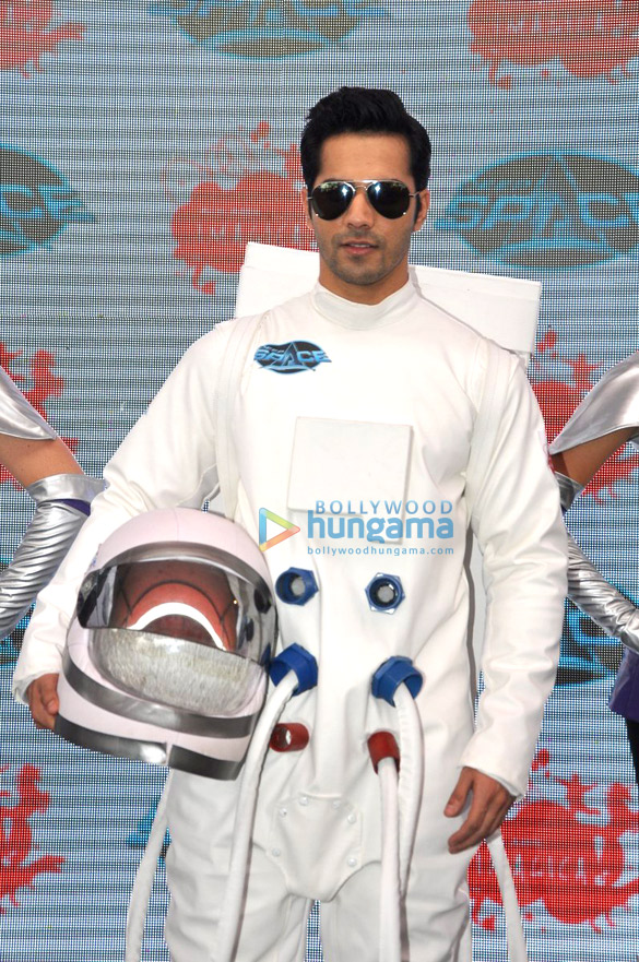 varun dhawan unveils deep space ride at adlabs imagica 3
