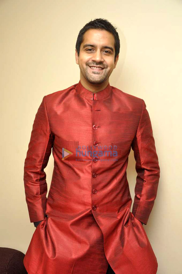 neha dhupia johnny lever attend vir das play history of india 5