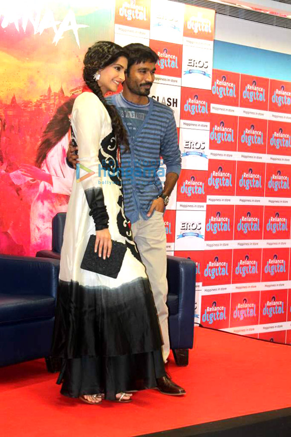 sonam kapoor visits reliance digital 5