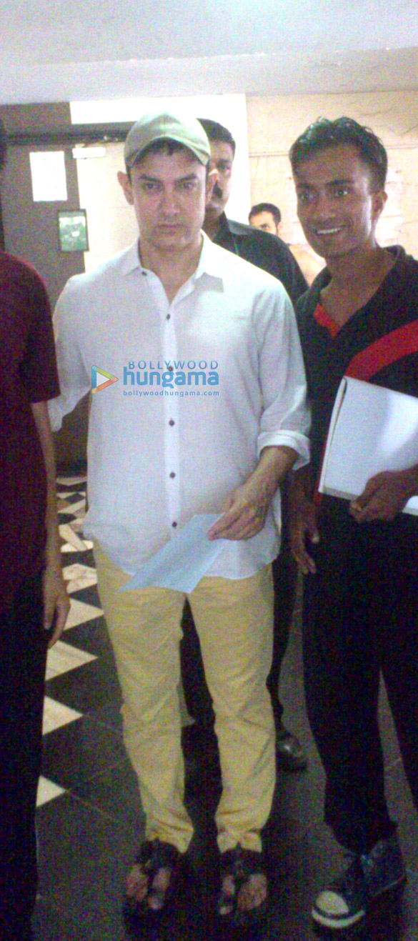 aamir khan snapped in juhu 2