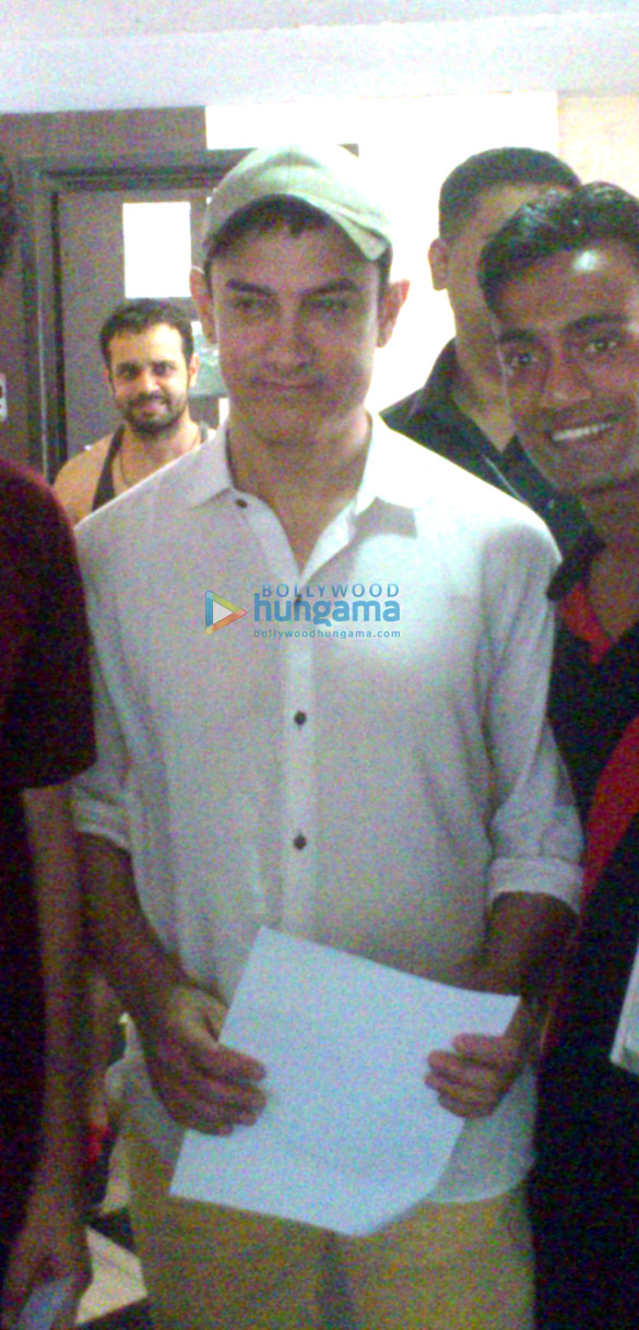aamir khan snapped in juhu 4