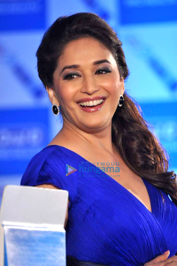 madhuri at the launch of oral b pro health toothpaste 12