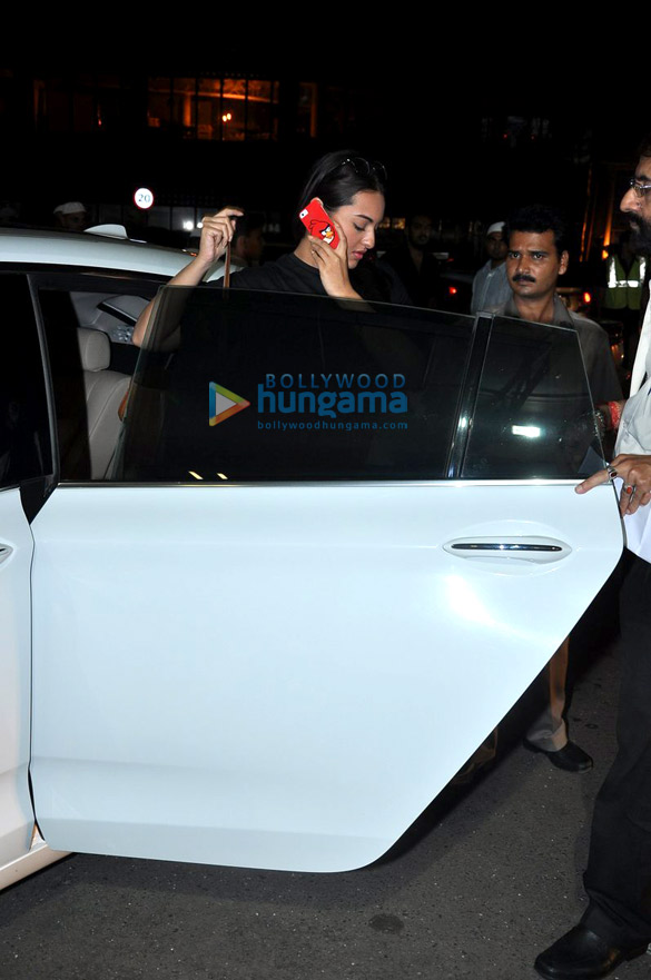 sonakshi sinha departs for her london vacation 6