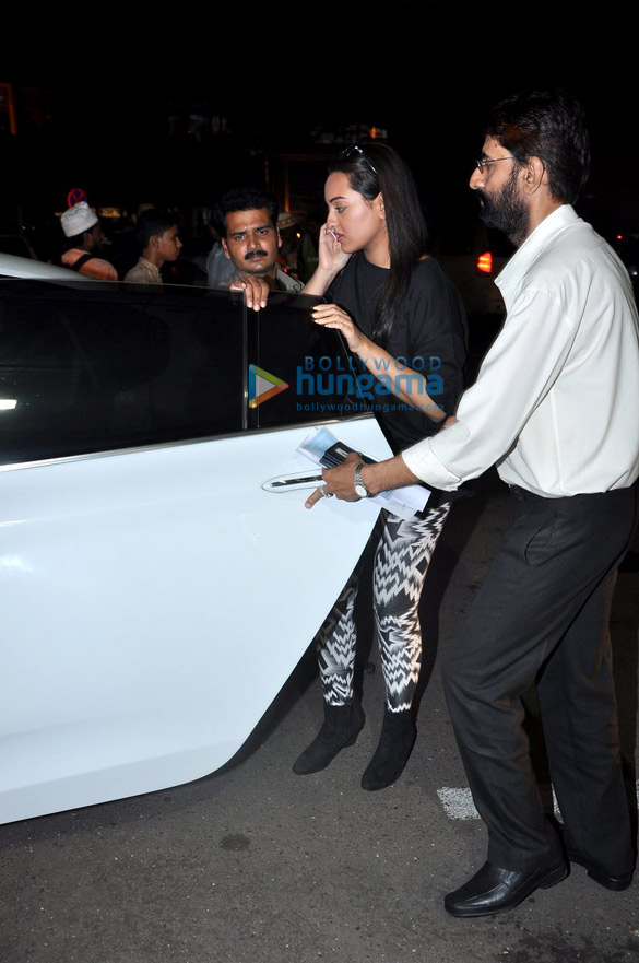 sonakshi sinha departs for her london vacation 5