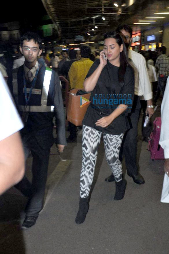 sonakshi sinha departs for her london vacation 3