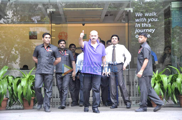 celebs visit hrithik post his surgery at hinduja hospital 2