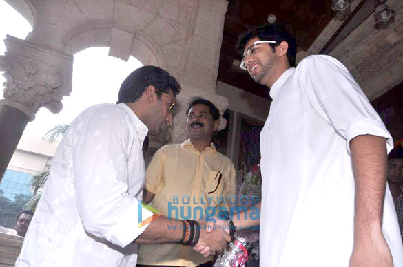 abhishek flags off bests special bus services for film city workers 11