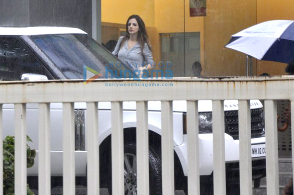 celebs visit hrithik roshan post his brain surgery day 3 3