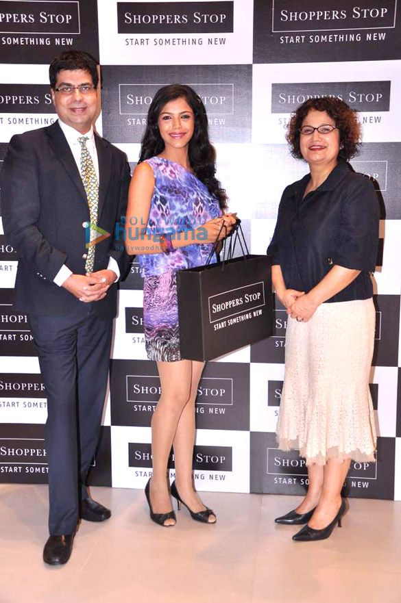 shriya pilagaonkar at the launch of shoppers stop in thane 11