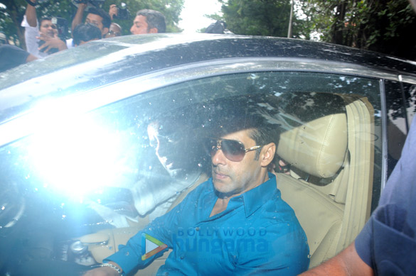 salman khan snapped outside court after his hearing 2