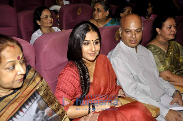 vidya balan at zakir hussains concert 5