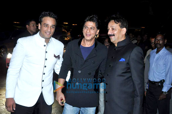 salman shahrukh hug each other at baba siddiquis iftaar party 11