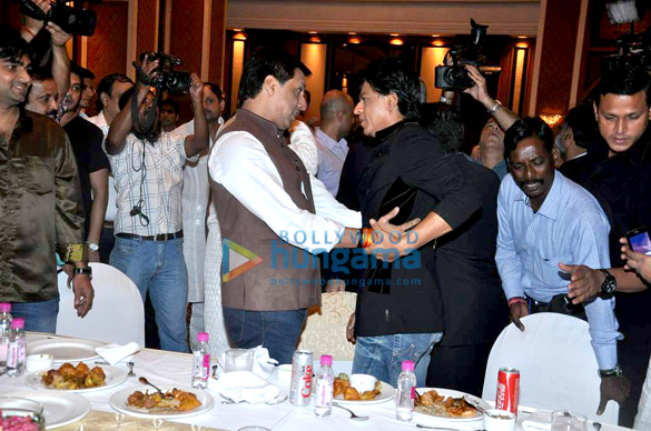 salman shahrukh hug each other at baba siddiquis iftaar party 5