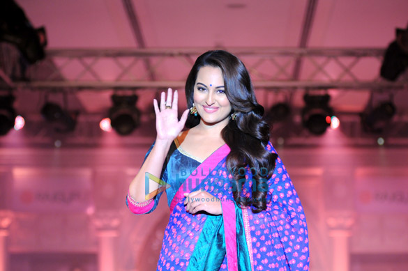 sonakshi sinha walks the ramp for rajguru rises saree fashion show 4