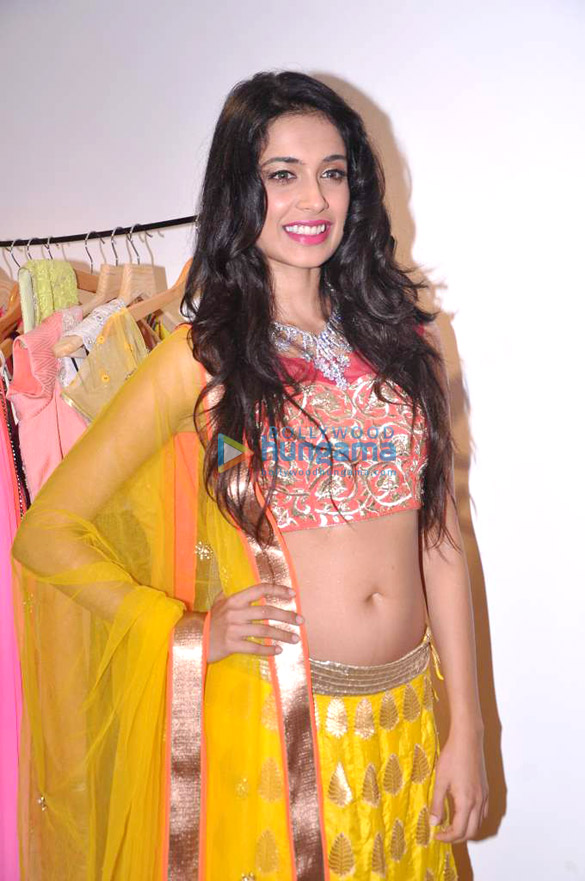 swara bhaskar sarah jane at the launch of zanaya store 4