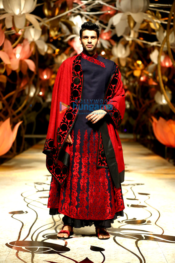 sonam kapoor walks for rohit bal at india bridal fashion week 2013 6