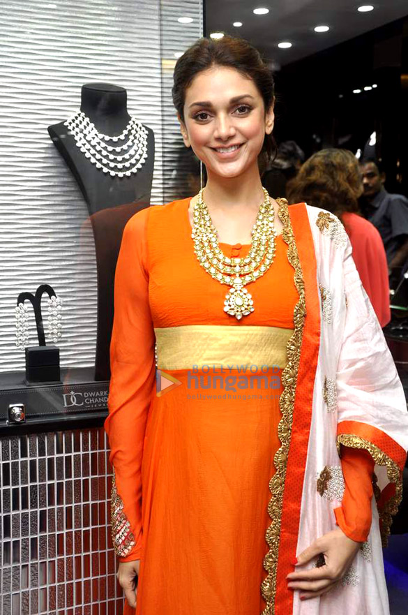 aditi rao hydari launches dwarkadas chandumal store 4