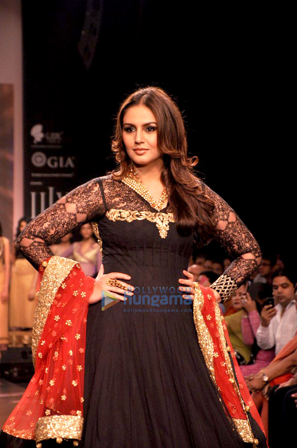 anil kapoor huma walk the ramp at iijw 2013 4