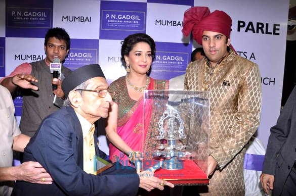 madhuri dixit launches p n gadgil jewellers store 4