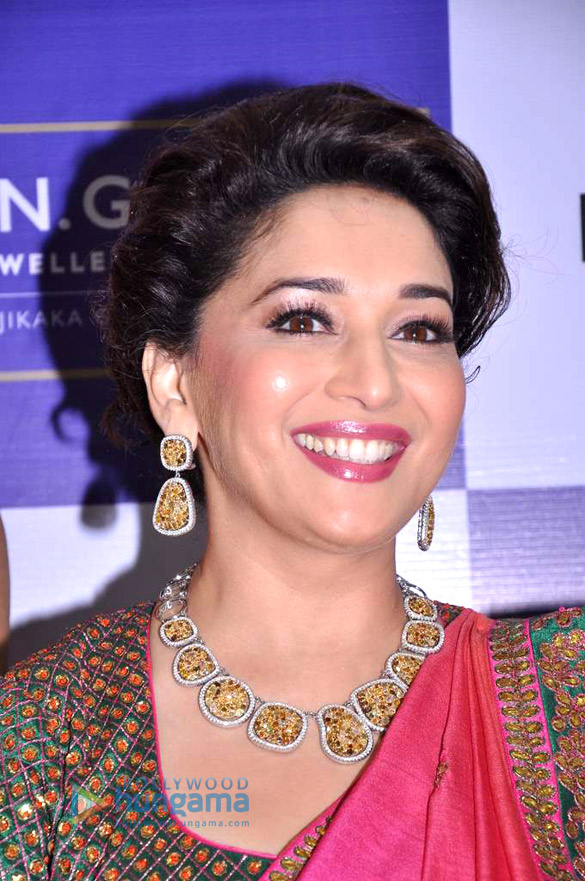 madhuri dixit launches p n gadgil jewellers store 6