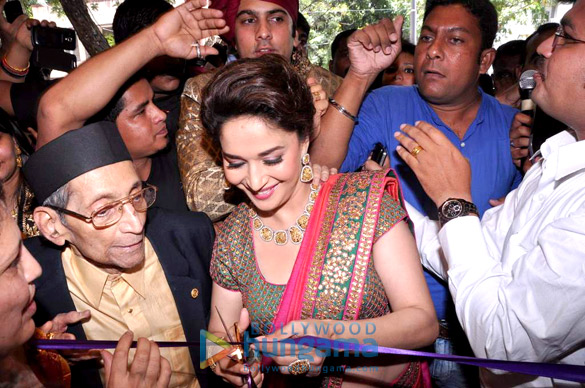 madhuri dixit launches p n gadgil jewellers store 2
