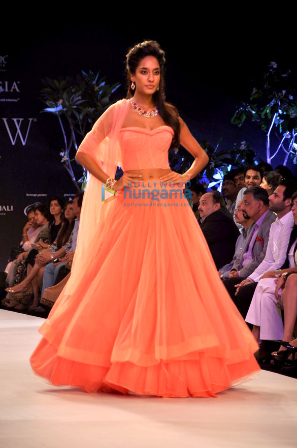 lisa haydon walks the ramp for nirav modi at iijw 2013 3