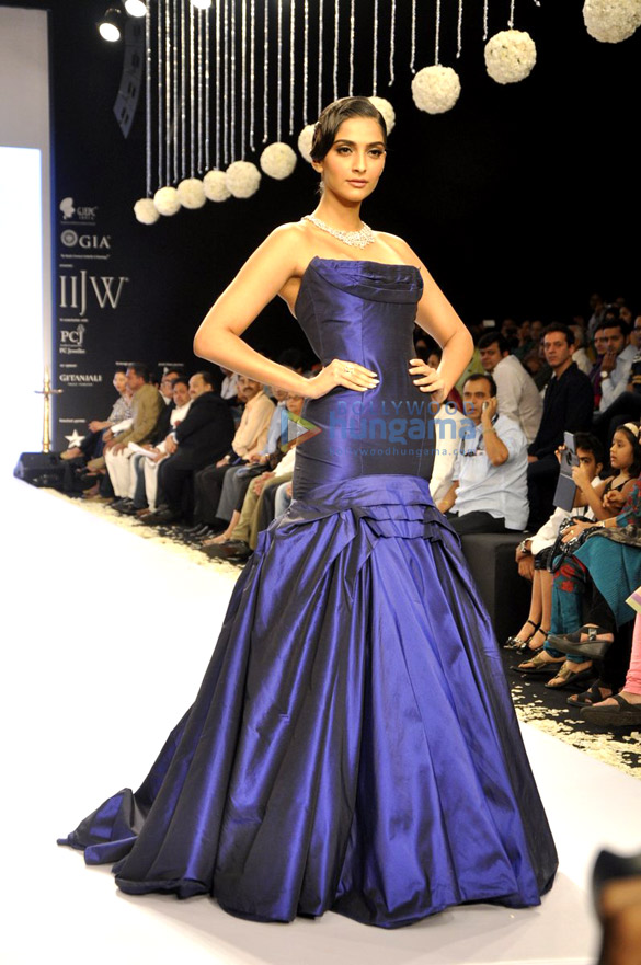 sonam kapoor walks the ramp at iijw 2013 5