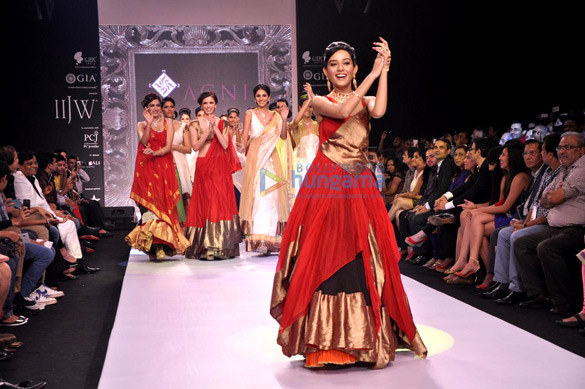 amrita rao walks the ramp for agni jewels at iijw 2013 5
