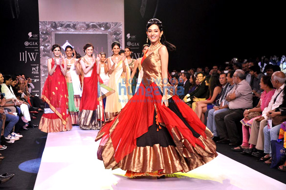 amrita rao walks the ramp for agni jewels at iijw 2013 6