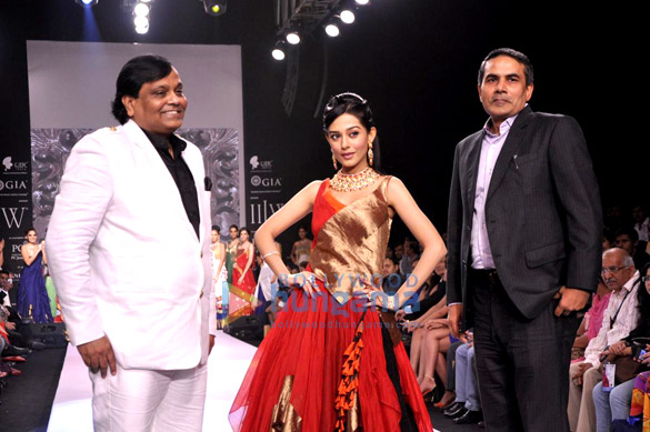 amrita rao walks the ramp for agni jewels at iijw 2013 8