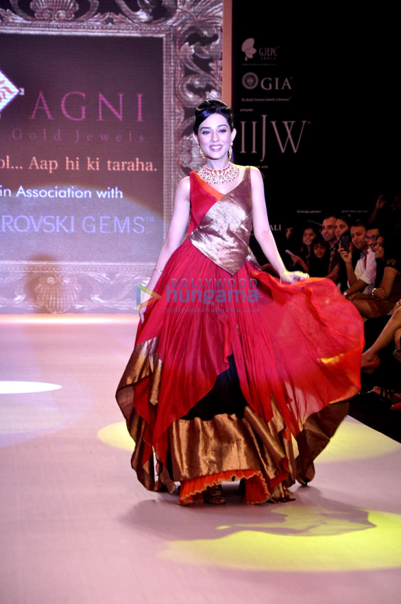 amrita rao walks the ramp for agni jewels at iijw 2013 3