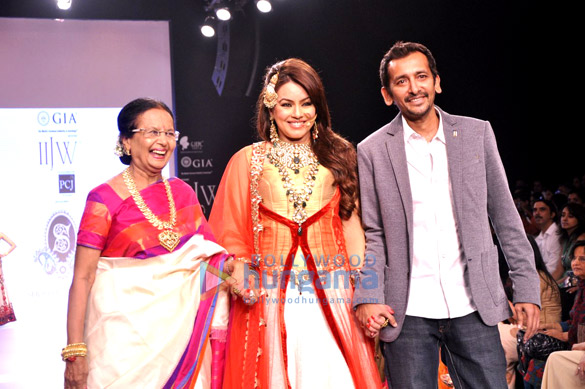 mahima walks the ramp for shobha shringar jewellers at iijw 2013 2