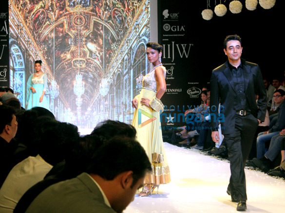 mantra walks the ramp for beti at iijw 2013 3