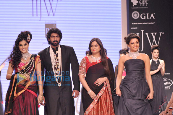 rana kajal tapsee walk the ramp for moni agarwal at iijw 2013 8
