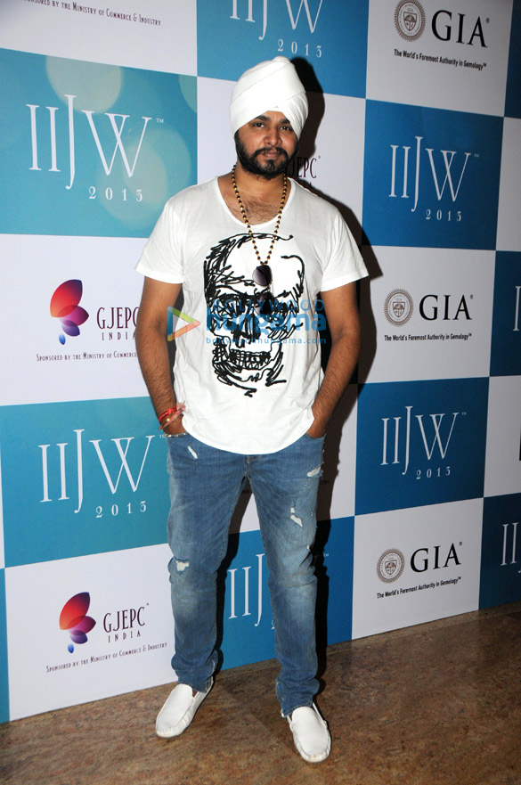 celebs walk the ramp for saboo jewels at iijw 2013 12