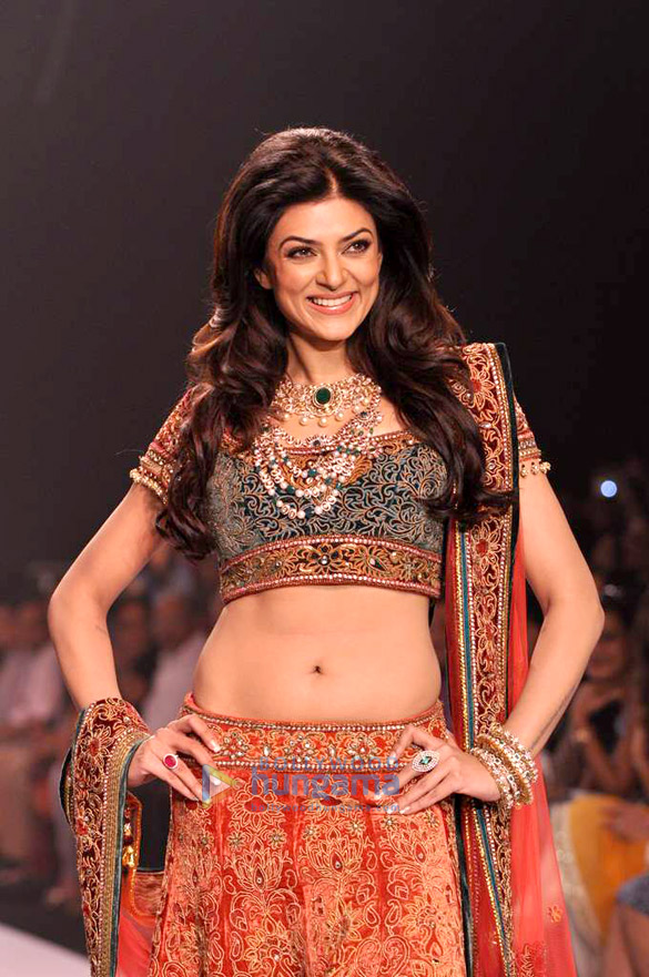 sushmita sen walks the ramp at iijw 2013 4