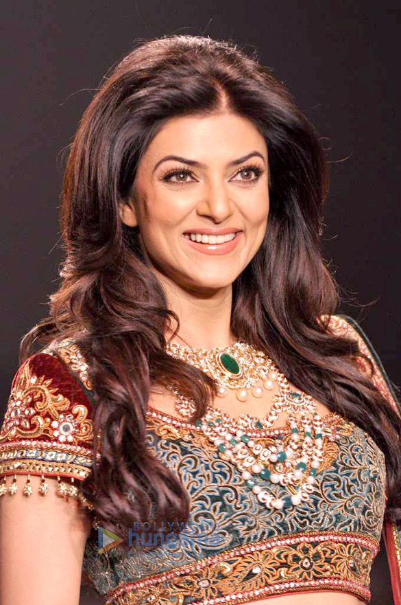 sushmita sen walks the ramp at iijw 2013 6