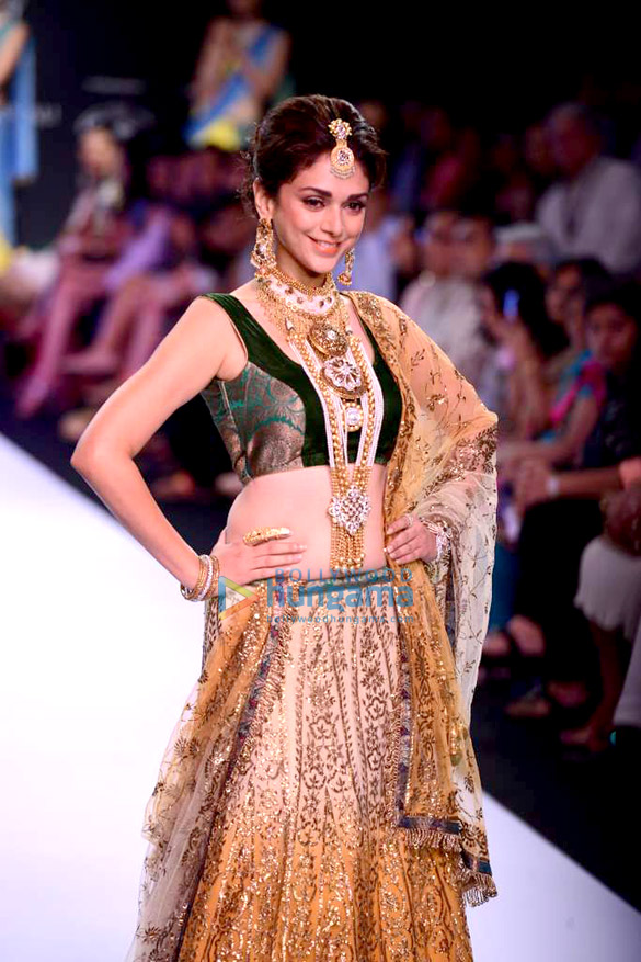 aditi rao hydari walks the ramp for dipti amisha at iijw 2013 3