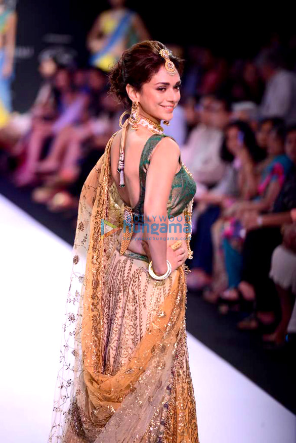 aditi rao hydari walks the ramp for dipti amisha at iijw 2013 4