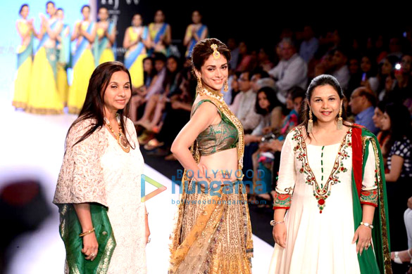 aditi rao hydari walks the ramp for dipti amisha at iijw 2013 6