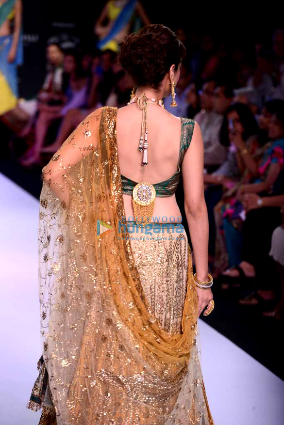 aditi rao hydari walks the ramp for dipti amisha at iijw 2013 7