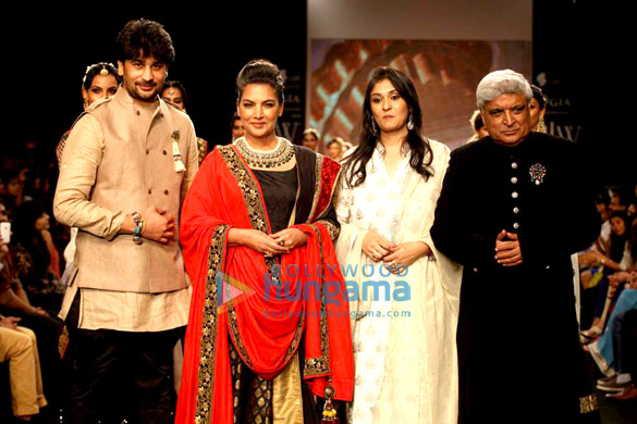 javed akhtar and shabana walk for golecha jewels at iijw 2013 2